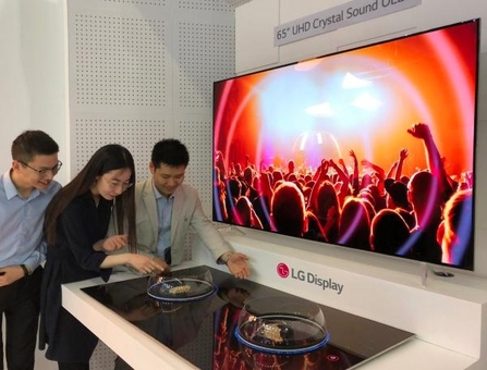 제6회 중국 정보기술엑스포에서 관람객이 LG디스플레이 65인치 크리스탈 사운드 OLED를 보고 있다. / LG디스플레이 제공