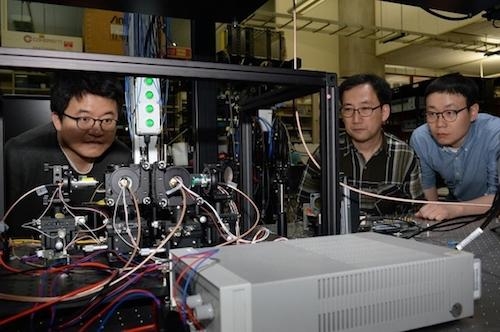  ETRI 연구진이 무선 양자암호통신 실험을 수행하고 있다. /한국전자통신연구원 제공