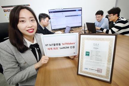 KT 모델이 자사 IoT 플랫폼 ‘IoT메이커스’의 한국정보통신기술협회(TTA) ’LwM2M’ 인증 획득을 소개하고 있다. / KT 제공