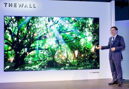 한종희 삼성전자 영상디스플레이사업부장이 CES 2018에서 모듈러 TV ‘더 월'을 소개하고 있다. / 삼성전자 제공