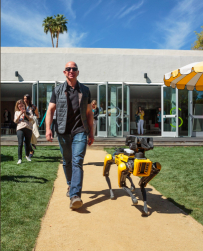 제프 베저스 아마존 CEO가 3월 19일 올린 로봇 개와 산책하고 있는 사진. / 트위터 갈무리