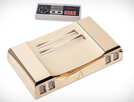 미국판 패미컴인 NES 게임롬팩을 사용할 수 있는 아날로그 Nt 골드 에디션. / 아날로그 갈무리