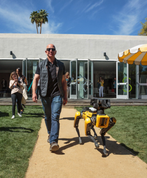 보스톤다이내믹스가 개발한 로봇개 '스폿미니(SpotMini)'와 걷고 있는 제프 베저스 아마존 CEO. / 트위터 갈무리