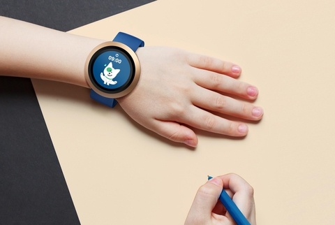 손목시계형 웨어러블 키즈폰 ‘아키(AKI)’ 제품 이미지. / 네이버랩스 제공