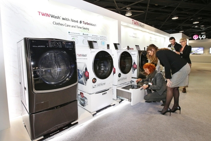 2월 8일(현지시각) 프랑스 칸에서 열린 팔레 데 페스티발에서 방문객이 ‘LG 트롬 트윈워시’ 세탁기를 체험하고 있다. / LG전자 제공