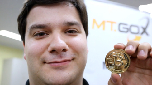 마크 카펠레스(Mark Karpelès・32) 마운트곡스(Mt. Gox) 전(前) CEO가 비트코인 상징을 들고 있는 모습. / 유튜브 갈무리