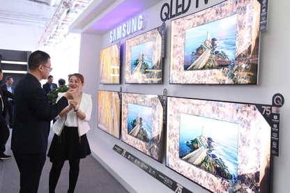 중국 'QLED 포럼' 참석자가 삼성전자 2018년형 QLED TV를 감상하고 있다. / 삼성전자 제공