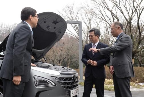 정의선 현대차그룹 부회장(오른쪽)이 김동연 부총리 겸 기획재정부 장관(가운데)에게 수소전기차에 대해 설명하고 있는 모습. / 현대차 제공
