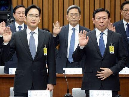  박근혜, 최순실 국정농단 관련 청문회에 참석한 이재용(왼쪽) 부회장과 신동빈 회장. / 조선일보DB