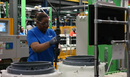 미국 사우스 캐롤라이나주 뉴베리카운티에 위치한 삼성전자 생활가전 공장에서 직원이 세탁기를 생산하고 있다. / 삼성전자 제공