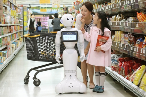 휴머노이드 로봇 페퍼가 방문자의 쇼핑을 돕는 모습. / 이마트 제공
