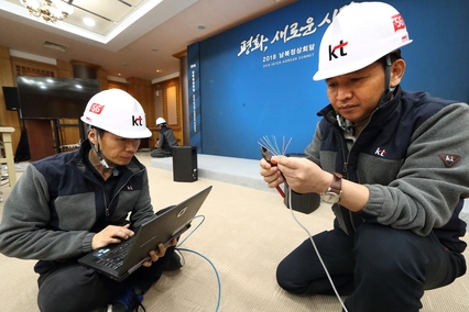 4월 27일 열린 남북정상회담을 위해 KT 직원이 판문점 자유의 집에서 통신시설을 구축 및 점검한 모습. / KT 제공