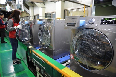LG전자 직원이 경남 창원의 건조기 생산라인에서 ‘듀얼 인버터 히트펌프 트롬 건조기’를 생산하고 있다. / LG전자 제공