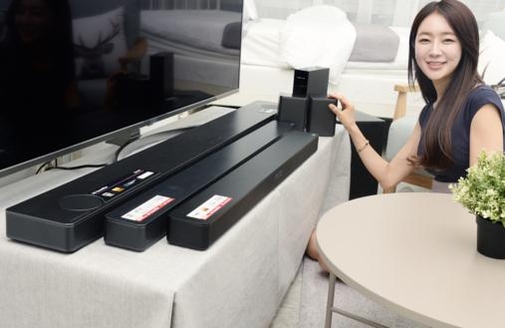 LG전자 홍보 모델이 ‘2018년형 ‘사운드바’ 제품을 소개하고 있다. / LG전자 제공