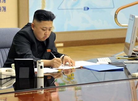 2013년 공개된 김정은 집무실 사진의 책상 오른쪽에는 애플 아이맥으로 보이는 컴퓨터가 놓여 있다. / 조선일보 DB