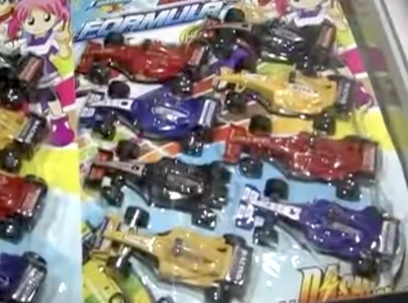 평양 아동백화점에 판매되고 있는 애니메이션 캐릭터가 그려진 자동차 장난감. / 유튜브 갈무리