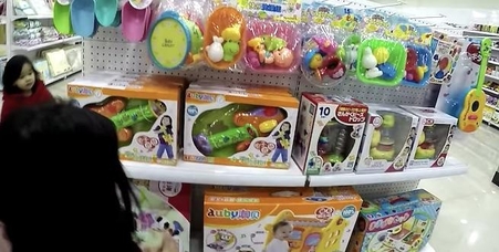 자카 파커가 촬영한 평양의 한 백화점에 설치된 장난감 코너. / 유튜브 갈무리