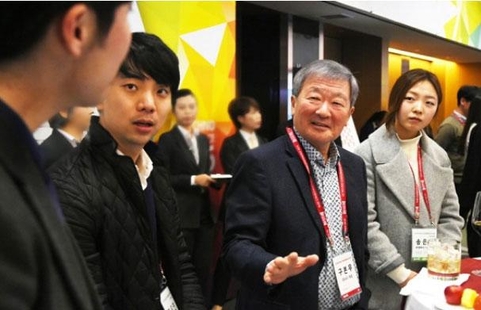 2016년 2월 열린 LG테크노콘퍼런스에 참가한 구본무 LG그룹 회장(오른쪽 두번째). / LG그룹 제공
