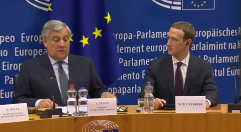 22일(현지시각) 유럽의회 청문회에 출석한 마크 저커버그 페이스북 CEO(우). / 유튜브 갈무리