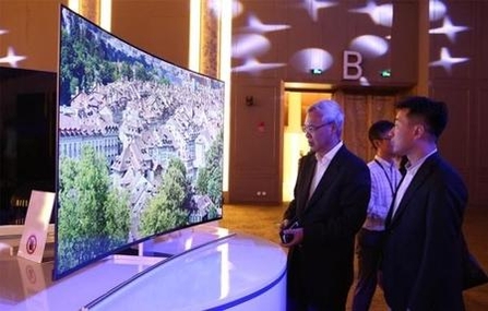 삼성디스플레이의 제2회 중국 커브드 포럼에서 관람객이 커브드 LCD TV를 보고 있다. / 삼성디스플레이 제공