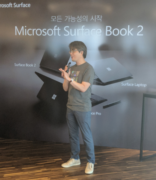본격적인 행사에 앞서 조용대 한국마이크로소프트 상무가 서피스북 2에 대해 설명하고 있다. 그는 “서피스북 2는 협업을 위한 가장 강력한 도구다”라고 말하며 서피스북 2가 협업 업무 및 공동작업에 최적화됐다고 강조했다. / 백승현 인턴기자