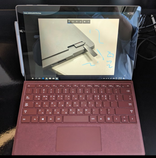 서피스북 2에는 고해상도 픽셀센스(PixelSense) 터치 디스플레이가 장착됐다. 디스플레이 오른쪽에 자석으로 서피스 펜(Surface Pen)을 붙일 수 있다는 점이 인상 깊다. / 백승현 인턴기자