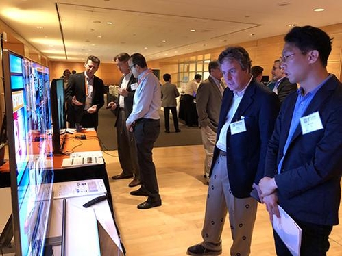 23일(현지시각) 미국 워싱턴 DC에서 열린 국제 표준화기구 ATSC 정기총회에서 일반 참관자들이 '다채널 HD 스케일러블 기술' 라이브 방송을 시청하고 있다. / ETRI 제공