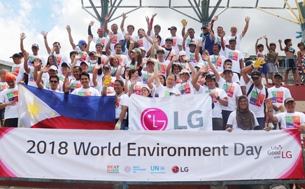 LG전자 필리핀법인 임직원이 24일 환경보호 활동 후 기념촬영을 하고 있다. / LG전자 제공