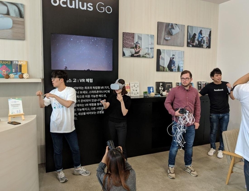 참관객들이 VR HMD 오큘러스 고를 체험하는 모습. / 백승현 인턴 기자