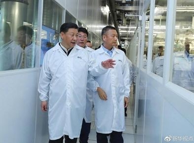 시진핑 중국 국가주석이 4월 26일 중국 우한의 국유 반도체 회사 우한신신을 둘러보고 있다. / 조선일보 DB
