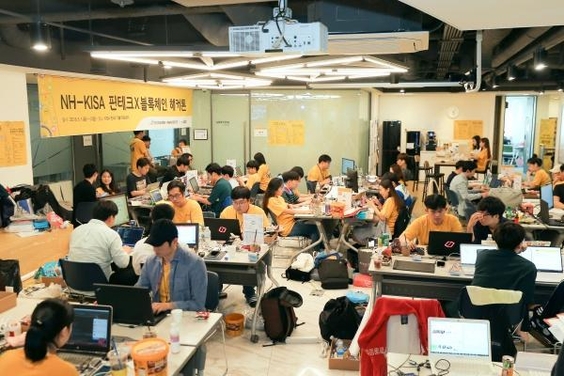 6월 1~3일 KISA 핀테크 기술지원센터에서 열린 KISA-NH 핀테크×블록체인 해커톤 대회에서 참가팀이 신규 핀테크 서비스 개발에 열중하고 있다, / 한국인터넷진흥원 제공