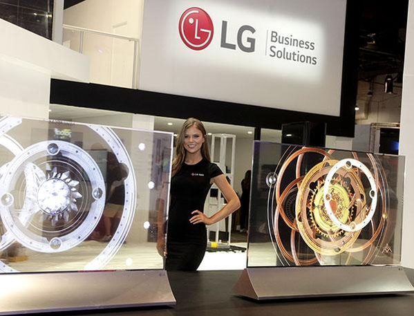  LG전자 모델이 선명한 화질과 투명한 디자인이 장점으로 상품에 대한 정보를 실물과 함께 효과적으로 전시하는 고급 인테리어 요소로 활용할 수 있는 '투명 올레드 사이니지'를 소개하고 있다. / LG전자 제공