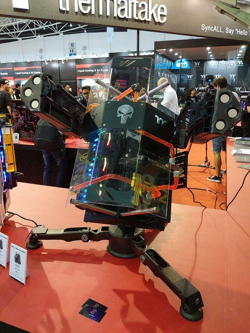 써멀테이크 부스에 전시된 전투로봇 디자인의 오리지널 디자인의 커스텀 제작 PC. / 대만 타이베이=최용석 기자