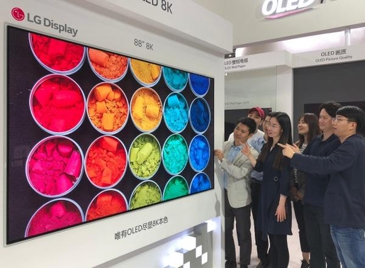 LG디스플레이가 4월 중국 광둥성 선전에서 열린 ‘제6회 중국정보기술엑스포(CITE) 2018’에서 선보인 88인치 8K OLED 패널. / LG디스플레이 제공