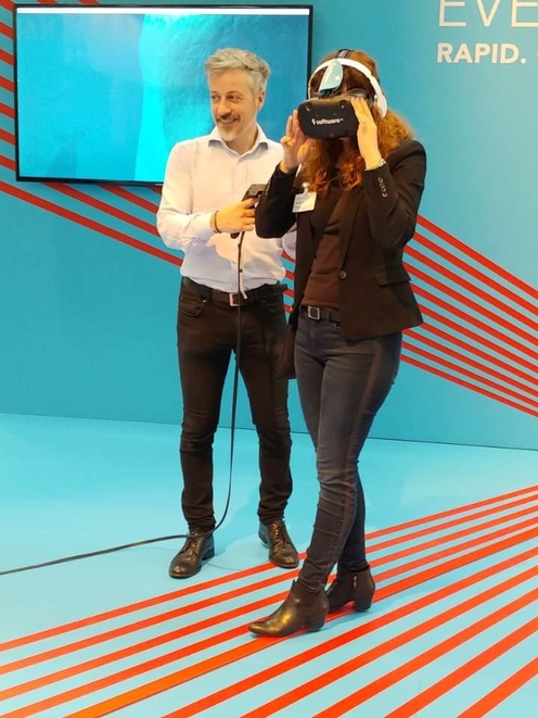 세빗 전시장을 찾은 한 여성 관람객이 VR 콘텐츠를 체험하는 모습. / 이진 기자