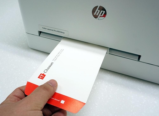 엽서나 봉투 등 특수 용지에 인쇄할 때 유용한 전면 다목적 급지구. / 최용석 기자