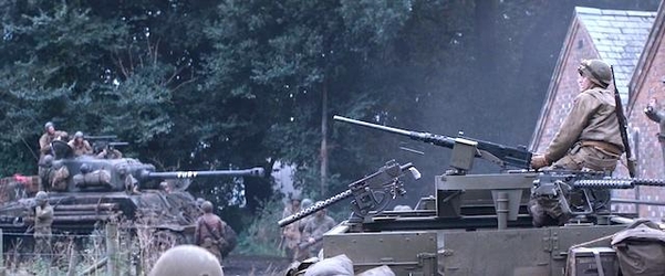 영화 초반 베이커 중대에 나오는 M3 하프트랙. 캘리버 50 기관총에는 흔치 않은 초기형 50발 탄약상자를 달고 있다. / 소니픽쳐스 제공