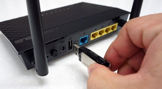 본체 뒤쪽 USB 호스트 포트는 USB 저장장치나 주변기기를 연결해 다양한 방식으로 활용할 수 있게 해준다. / 최용석 기자