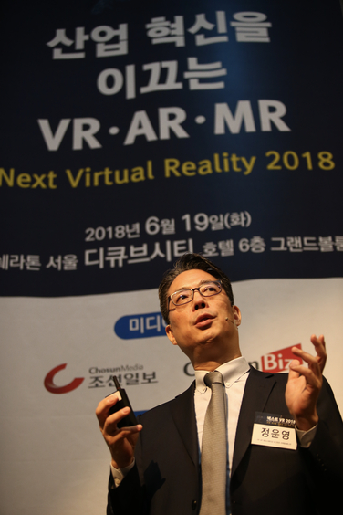 정운영 한국HP AP 워크스테이션 세그먼트 마케팅 매니저가 HP의 Z VR 백팩을 소개하고 있다.