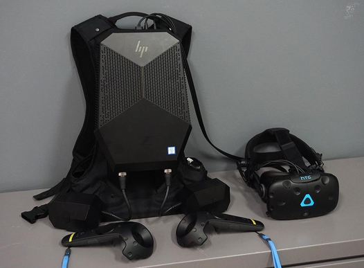 HTC 바이브 VR HMD(오른쪽)를 연결한 HP Z VR 백팩 G1 워크스테이션. / 최용석 기자