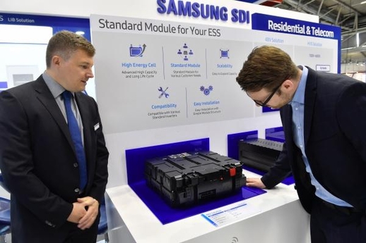 한 관람객이 ESS 유럽 2018 삼성SDI 부스에서 고전압 가정용 ESS 배터리 모듈을 살펴보고 있다. / 삼성SDI 제공
