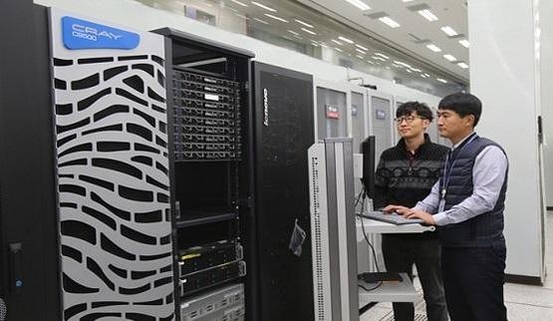 KISTI 연구원이 슈퍼컴퓨터 5호기 누리온 서비스를 앞두고 시스템 점검을 하고 있다. / KISTI 제공
