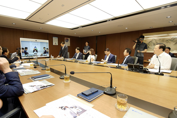 18일 을지로 본점에서 김도진 은행장(오른쪽 끝)과 기업은행 임직원들이 영상회의 시스템 시연회를 갖고 있다. / IBK기업은행 제공