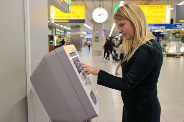  니키 브레서르(Nicky Bresser) 스히폴 공항 사업 매니저가 가상화폐 ATM을 시연하고 있다./류현정 기자