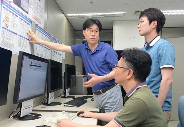  ETRI 연구진이 개발한 양자컴퓨팅 소프트웨어 핵심기술을 시연하고 있다. / ETRI 제공