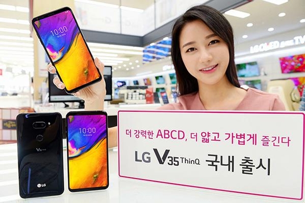  LG전자 모델이 V35 씽큐 출시를 알리고 있다. / LG전자 제공 LG V35 씽큐는 얇고 가벼운 LG V30 디자인과 LG G7 씽큐의 성능을 담았다. 6인치 18:9 화면비의 올레드 풀비전 디스플레이와 6GB램(RAM), 64GB 내장메모리가 적용됐다.