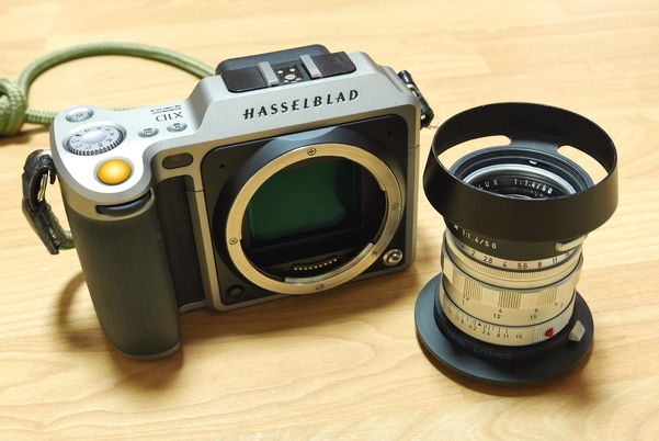 핫셀블라드 X1D에 라이카 50㎜ F1.4 2세대 렌즈를 마운트한 모습