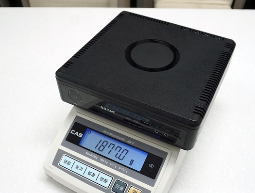 ZBOX QK7P5000의 본체 무게는 약 1.9㎏에 불과할 정도로 작다. / 최용석 기자