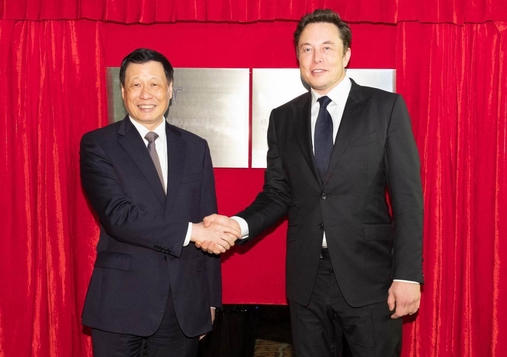 중국 상하이에 연산 50만대 규모의 테슬라 공장이 들어선다. 이를 위해 잉용 상하이 시장(왼쪽)과 일론 머스크 테슬라 CEO가 초기합의각서를 체결했다. / 로이터 갈무리