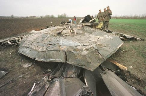 세르비아군의 지대공 미사일에 격추된 F-117A 스텔스기. 조종사는 비상 탈출로 생환하였다고 한다. / 야후재팬 갈무리